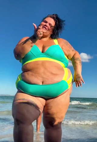 Hot Thais Carla Shows Cleavage in Bikini in the Sea