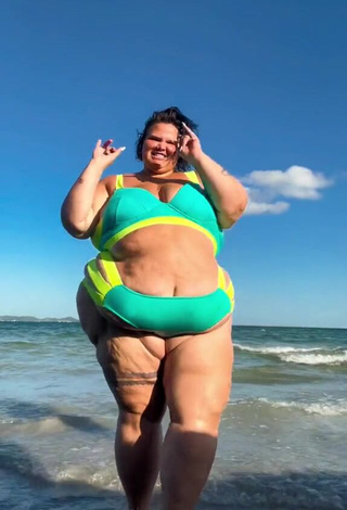 2. Hot Thais Carla Shows Cleavage in Bikini in the Sea