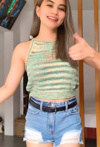 2. Vanessa Kate Alvarez Shows Inviting Crop Top