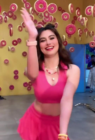 6. Amazing Vanessa Kate Alvarez Shows Cleavage in Hot Pink Crop Top