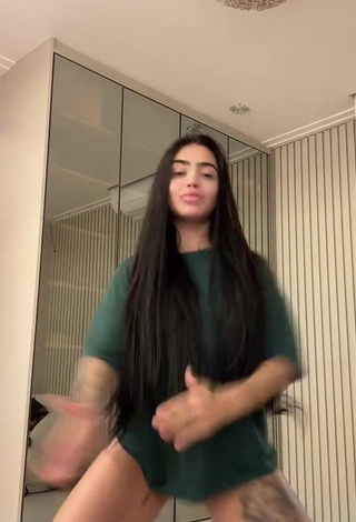 2. Magnificent Mirella xbadmix Shows Butt while Twerking