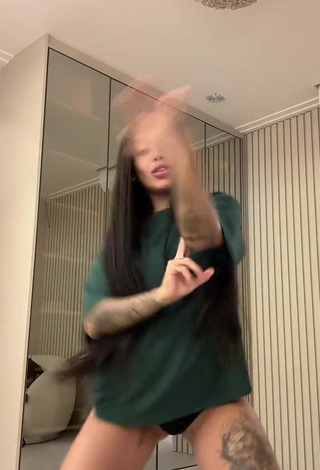 4. Magnificent Mirella xbadmix Shows Butt while Twerking