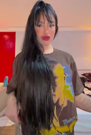 Breathtaking Mirella xbadmix Shows Butt while Twerking