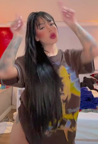 2. Breathtaking Mirella xbadmix Shows Butt while Twerking