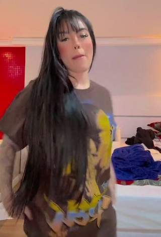 6. Breathtaking Mirella xbadmix Shows Butt while Twerking