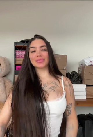 Cute Mirella xbadmix Shows Butt while Twerking