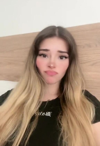 Yarely Alexandra Shows her Sexy Cleavage