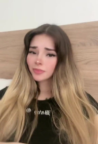 2. Yarely Alexandra Shows her Sexy Cleavage