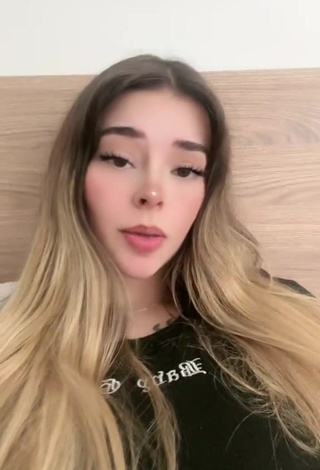 4. Yarely Alexandra Shows her Sexy Cleavage