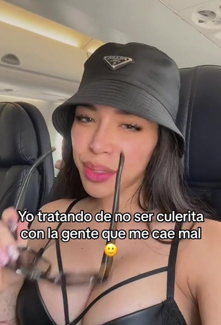4. Yeri MUA Demonstrates her Cool Decollete