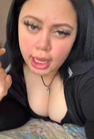 Sexy ShesJessiiee Shows Cleavage