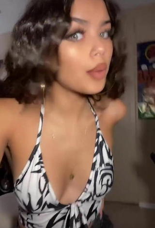 3. Sexy Xo.genna Shows Cleavage in Crop Top without Brassiere