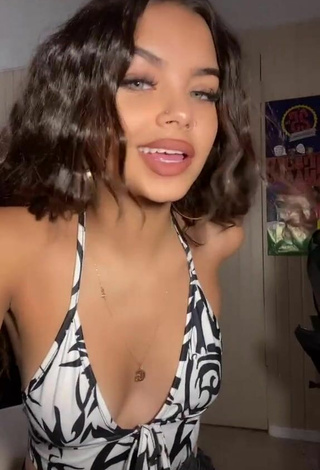 4. Sexy Xo.genna Shows Cleavage in Crop Top without Brassiere