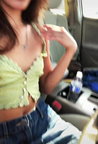 3. Sexy Kimberly Vásquez in Light Green Crop Top