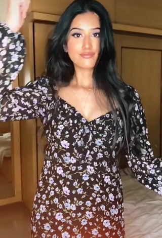 5. Sexy Shweta Bhintade in Floral Dress