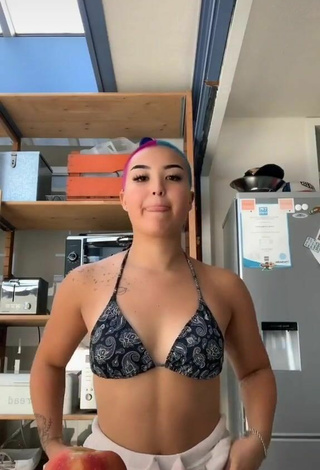 Cute Youki Overkleeft in Bikini Top
