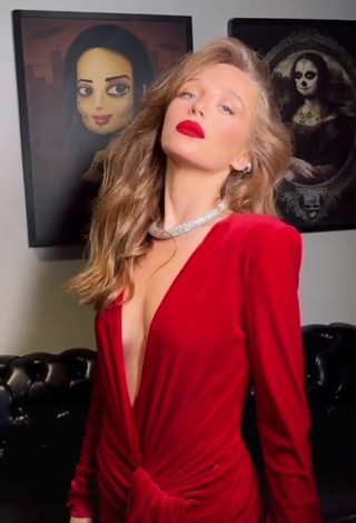 5. Sexy Duda Reis in Red Dress