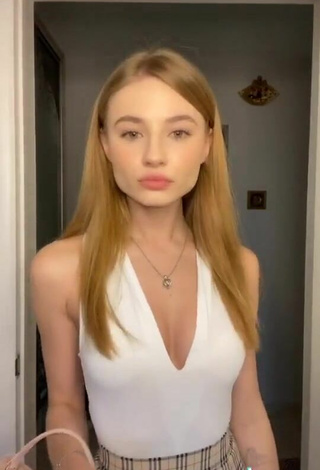 2. Sexy Elizabeth Vasilenko in White Top