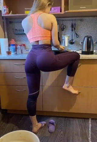 4. Sexy Fitness Tonya Shows Butt