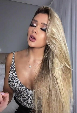 Sexy Franciny Ehlke in Leopard Top
