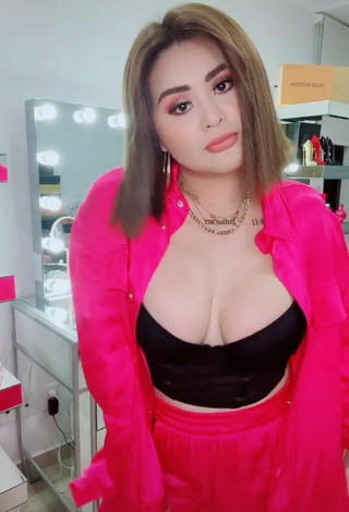 Hot Aracely Ordaz Campos Shows Cleavage in Black Crop Top