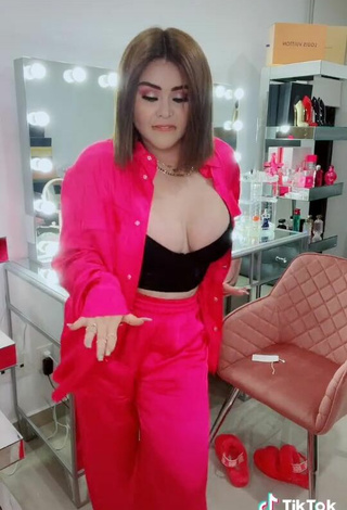 5. Sexy Aracely Ordaz Campos Shows Cleavage in Black Crop Top