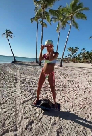5. Sexy Greeicy Yeliana Rendón Ceballos in Bikini at the Beach