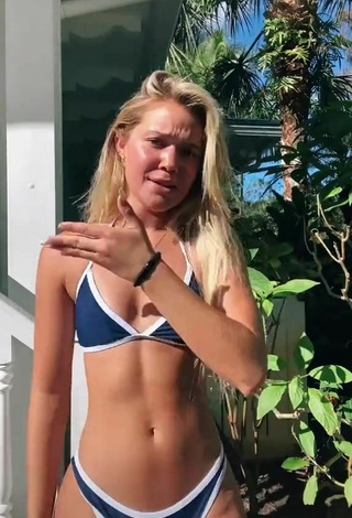 2. Olivia Ponton Looks Sexy in Blue Bikini