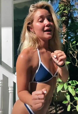 3. Olivia Ponton Looks Sexy in Blue Bikini