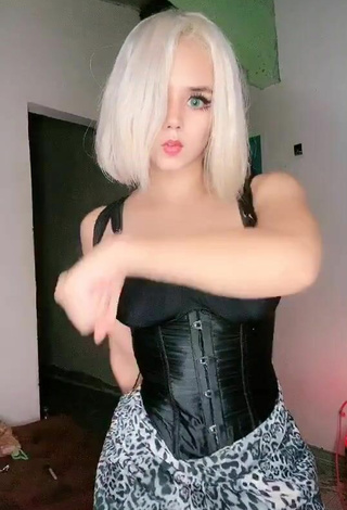 3. Sexy Indi 2.0 Shows Cleavage and Bouncing Boobs in Black Corset
