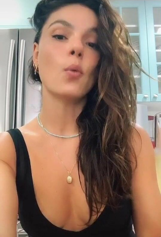 3. Sexy Isis Valverde Shows Cleavage