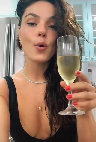 5. Sexy Isis Valverde Shows Cleavage