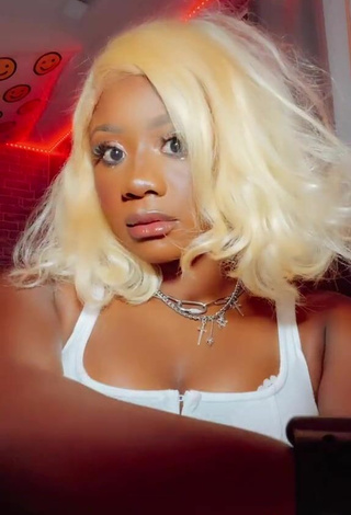 3. Sexy Aba Asante Shows Cleavage in White Crop Top