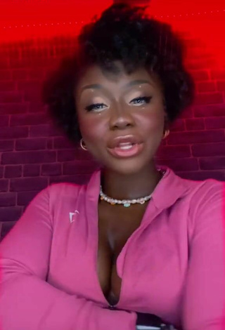 2. Sexy Aba Asante Shows Cleavage