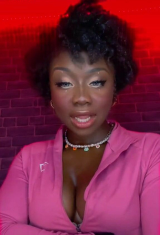 3. Sexy Aba Asante Shows Cleavage