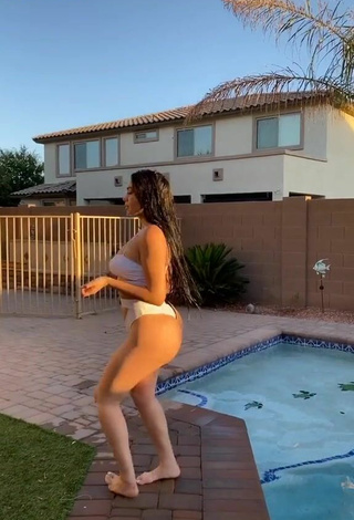 Hottie Jailyne Ojeda Ochoa Shows Big Butt at the Swimming Pool