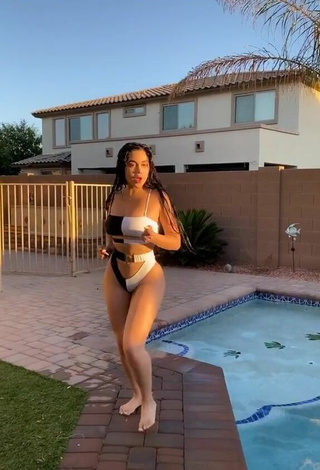 3. Hottie Jailyne Ojeda Ochoa Shows Big Butt at the Swimming Pool