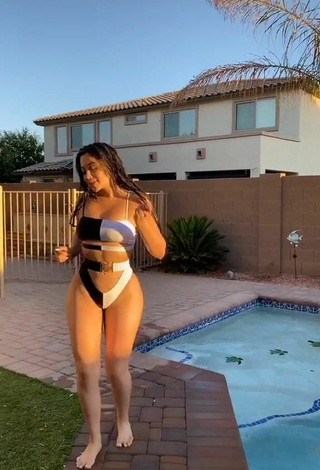 4. Hottie Jailyne Ojeda Ochoa Shows Big Butt at the Swimming Pool