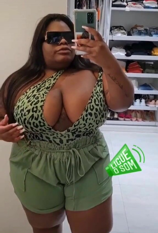 2. Sexy Jojo Maronttini Shows Cleavage in Leopard Swimsuit