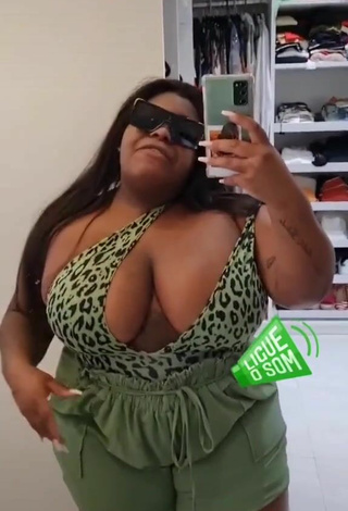 3. Sexy Jojo Maronttini Shows Cleavage in Leopard Swimsuit