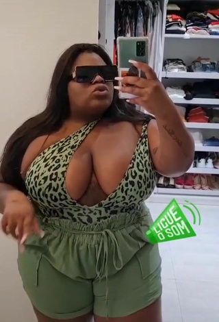 4. Sexy Jojo Maronttini Shows Cleavage in Leopard Swimsuit