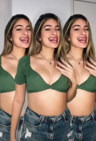4. Hot Júlia Puzzuoli Shows Cleavage in Olive Crop Top