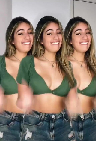 5. Hot Júlia Puzzuoli Shows Cleavage in Olive Crop Top