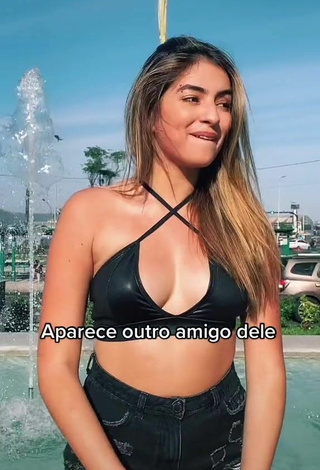 4. Sexy Júlia Puzzuoli Shows Cleavage in Black Crop Top