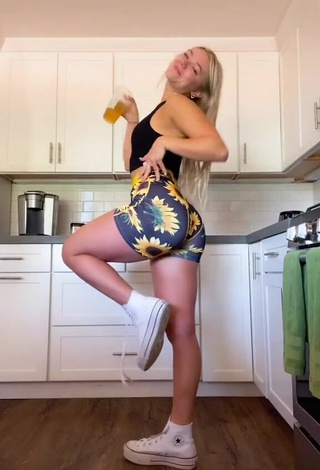 Sexy Katie Sigmond Shows Butt