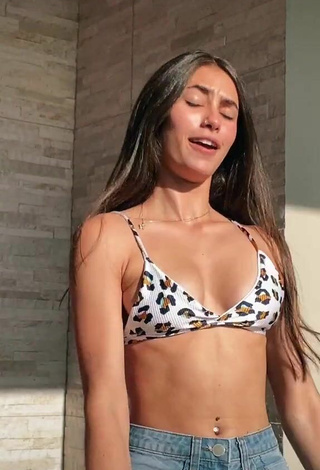 2. Hot Kauana Hofemã Shows Cleavage in Leopard Bikini Top