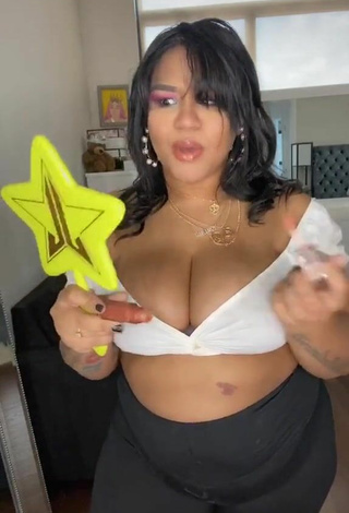 4. Sexy Carol Acosta Shows Cleavage