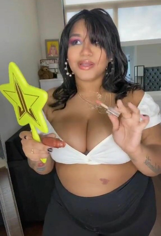 5. Sexy Carol Acosta Shows Cleavage