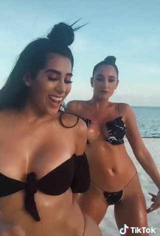 3. Sexy Kim Shantal Shows Cleavage in Mini Bikini at the Beach