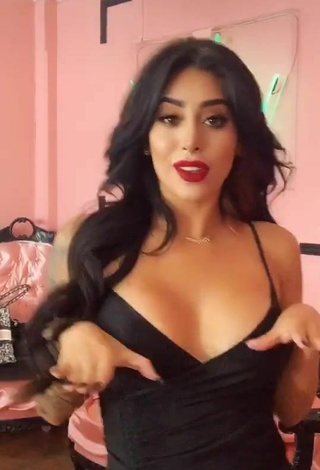 3. Sexy Kim Shantal Shows Cleavage in Black Dress